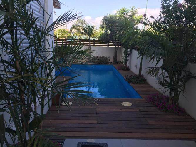 בניית דק מסביב לבריכה